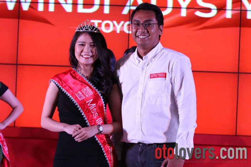 Gelar Miss IIMS 2015 untuk Windi dari Toyota