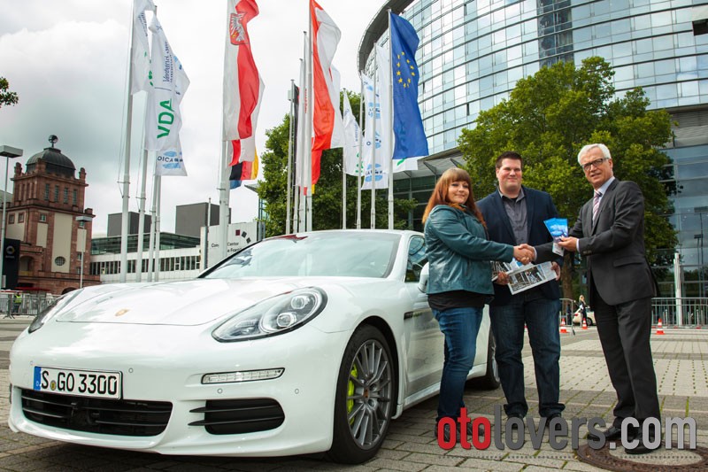 Pasangan muda-mudi ini dapat hadiah Porsche Panamera