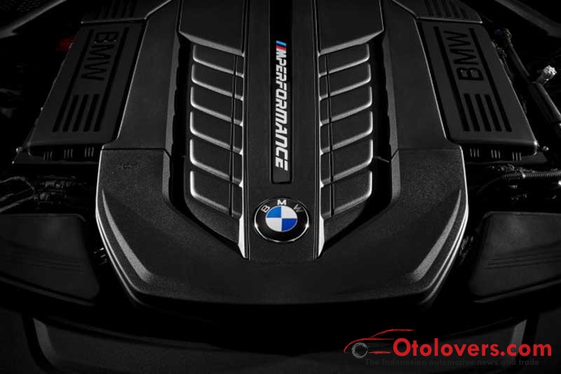 BMW M760Li xDrive, mewah macho dan cepat