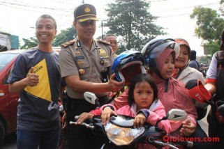 MPMX-Forwot bagikan 200 helm kampanyekan safety riding