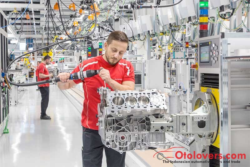 Pabrik baru Porsche produksi 200 unit mesin 8-silinder sehari