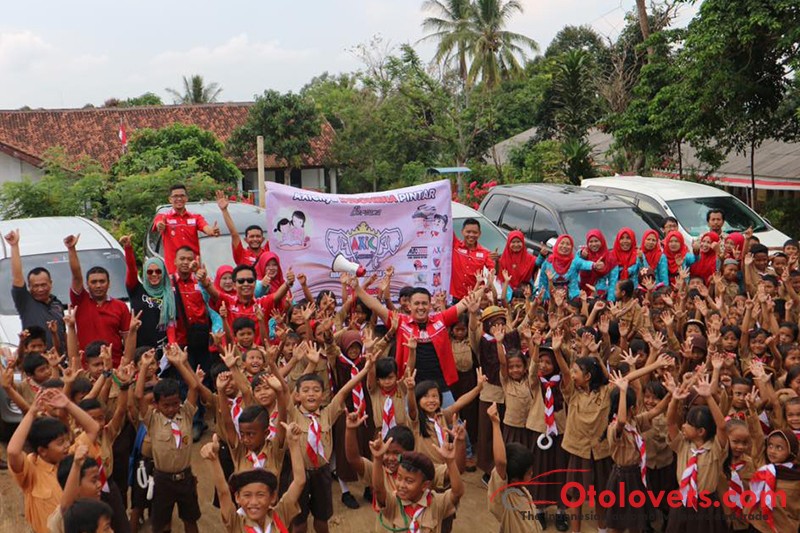 Komunitas AvanzaXenia AXIC bagi-bagi buku di Lampung