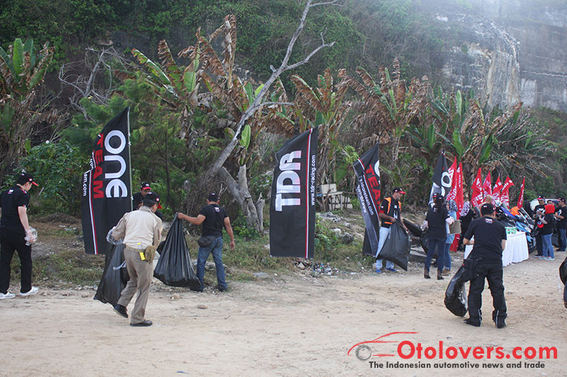 TDR One Team touring dan bersih-bersih pantai di Bali